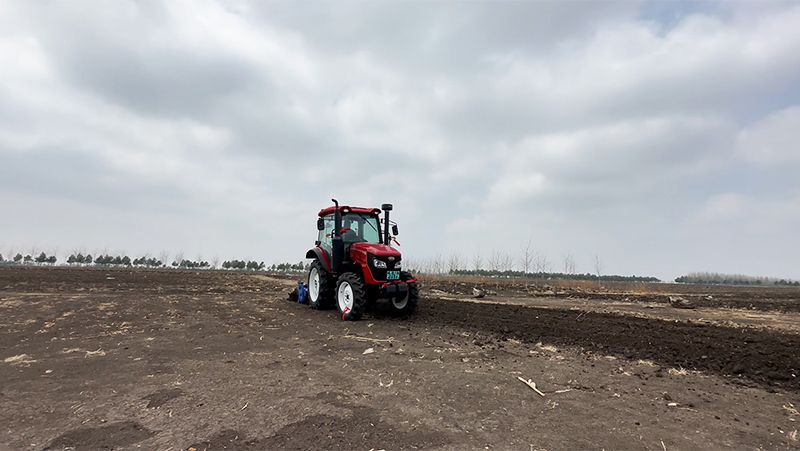 MF704-7 Tractor with Newly Designed Cab