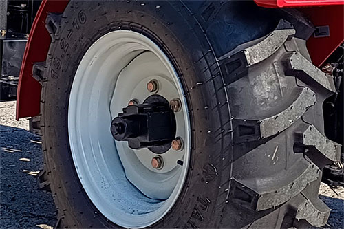 Rear wheel sliding shaft with stepless adjustment